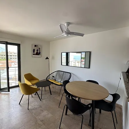 Duplex En Primera Linea De Playa Con Gran Terraza Y Piscina Comunitaria * Roses